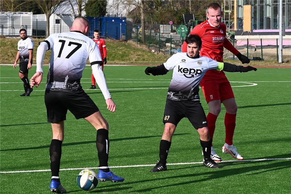 Andrii Stelmakh (l.) und Tolga Civak (M.) verloren mit dem VFK Weddinghofen gegen den TuS Uentrop mit 0:13. 