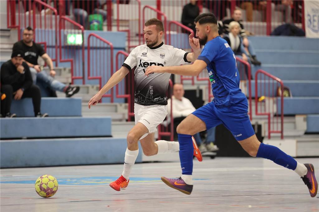 Daniel Paul und Andrii Stelmakh wechseln zum FC TuRa Bergkamen Andrii Stelmakh schießt einen Fußball.