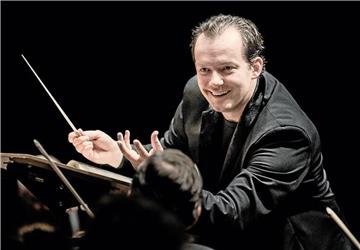 Andris Nelsons hat das Boston Symphony Orchestra in der Philharmonie Essen dirigiert.