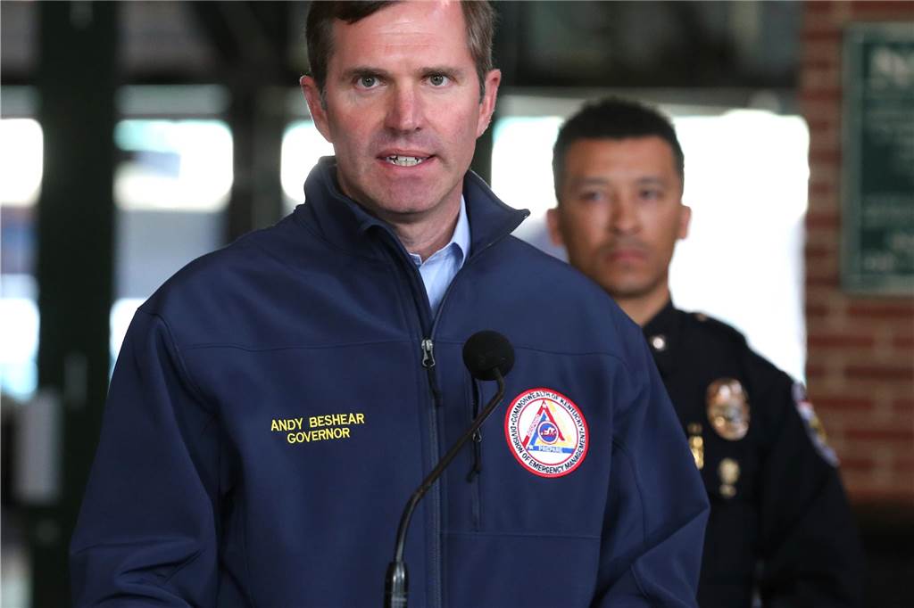 25-Jähriger erschießt fünf Menschen in US-Bank Andy Beshear, Gouverneur von Kentucky, spricht während einer Pressekonferenz nach dem Schusswaffenangriff.