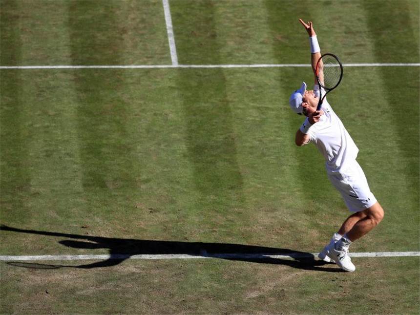 Brown chancenlos gegen Murray - Witthöft weiter Andy Murray beim Aufschlag gegen Dustin Brown. Foto: Adam Davy