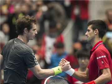 Andy Murray (l) gratuliert Novak Djokovic zum Sieg im Halbfinale. Foto: Rolex Dela Pena