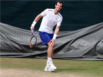 Andy Murray plagt beim Training über Schmerzen. Foto: Gareth Fuller/PA Wire