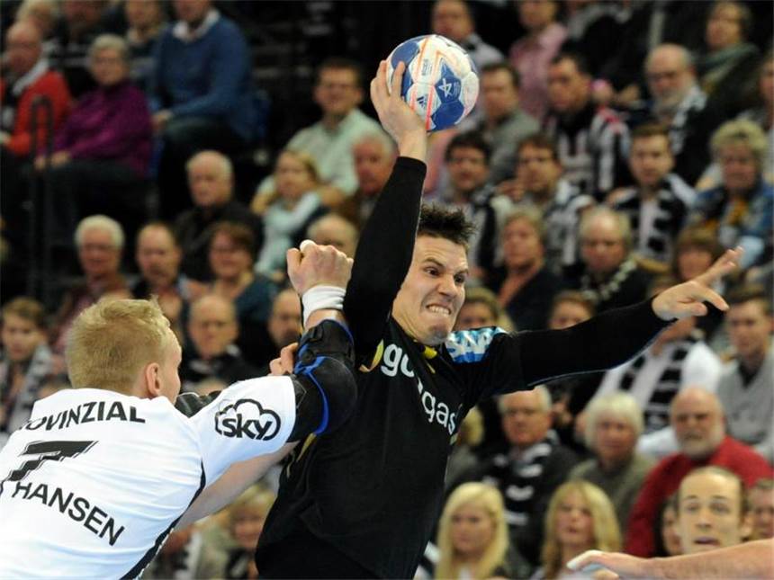 Kiel scheitert im DHB-Pokal an den Rhein-Neckar Löwen Andy Schmid von den Rhein-Neckar Löwen wirft trotz der Abwehr von Rene Toft Hansen auf das Tor. Foto: Carsten Rehder