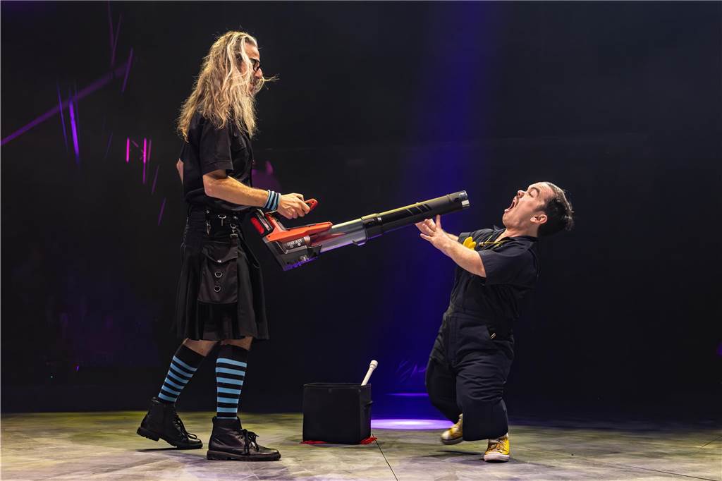 Zwei Comedians spielen mit einem Laubbläser