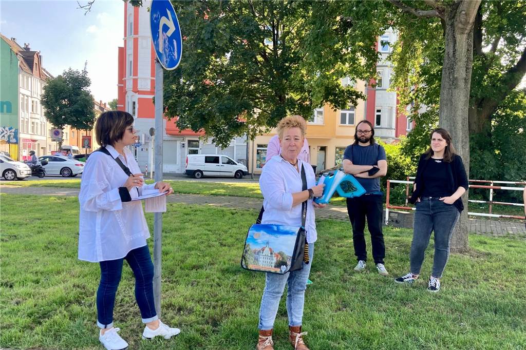Neue Tour durch den Hafen zeigt Dortmund als Ort des Wandels Anette Plümpe und Annette Kritzler führen auf ihrer Hafen-Tour auch durch die Speicherstraße.