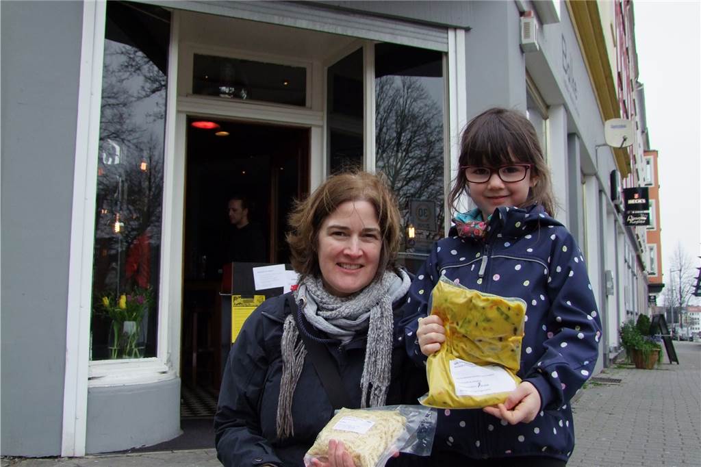 Fensterverkauf von Dortmunder Restaurants kommt gut an - und wird größer Anette Theurich mit Tochter Lena (5): "Ich bin im Homeoffice. Da bin ich froh, dass ich nicht kochen muss."