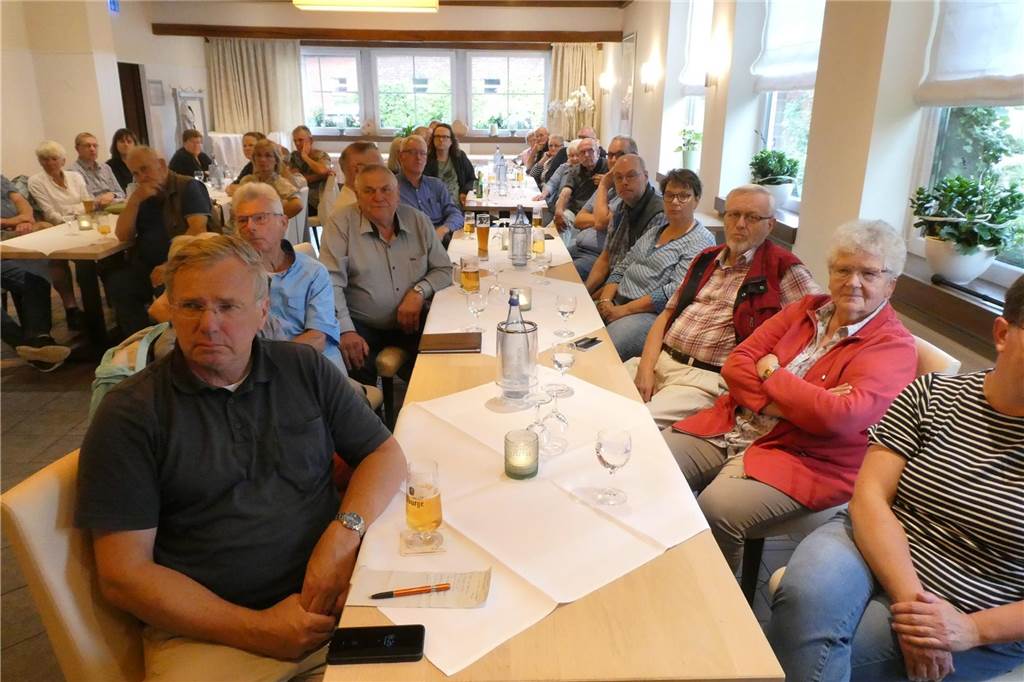 Info-Abend zu Ruhewald: Bürger fragen zu Grabschmuck und Natur-Eingriffen Anfahrt, Grabschmuck, Eingriffe in den Wald: Die Bürger hatten viele Fragen, das Interesse am Ruhewald Sandfort in Vinnum war groß.