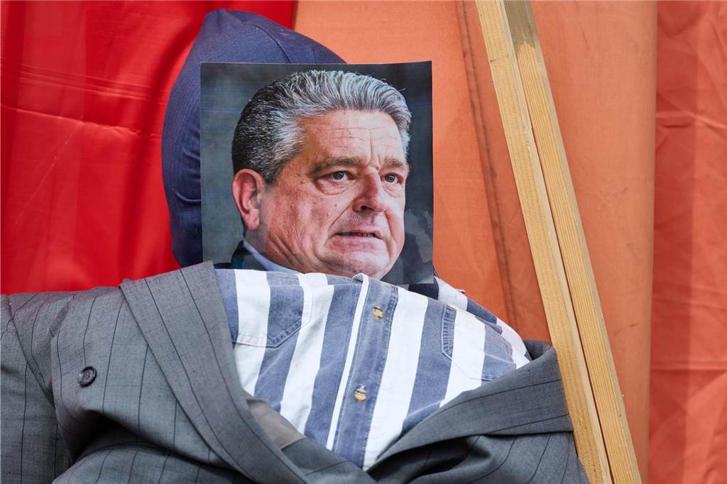 Stahlarbeiter von Thyssen-Krupp streiken spontan: Standort in Gefahr Eine Stoffpuppe ist bei einer Mahnwache mit einem Foto von Thyssen-Krupp-Konzernchef Miguel Lopez beklebt.