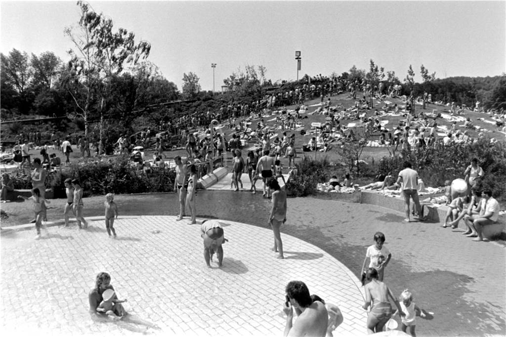 Anfang der 80er Jahre wurde das Freibad am Cappenberger See neu eröffnet. Die Besucher strömten während der Sommermonate in das Bad, um sic zu erfrischen und auf den großen Liegewiesen zu sonnen.