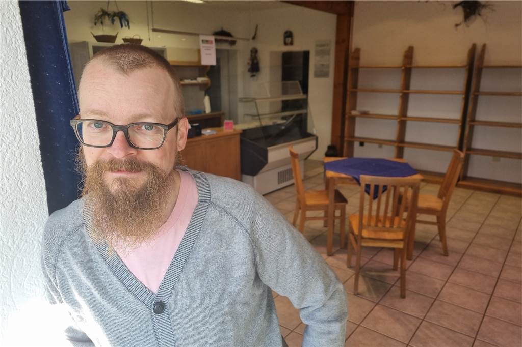 Anfang der Woche waren die Regale im Hofladen an der Dattelner Straße 79 noch leer. Am Wochenende will Matthias Gorwa den ehemaligen Hofladen Miske neu eröffnen. Seine Frau Julia ist mit von der Partie.