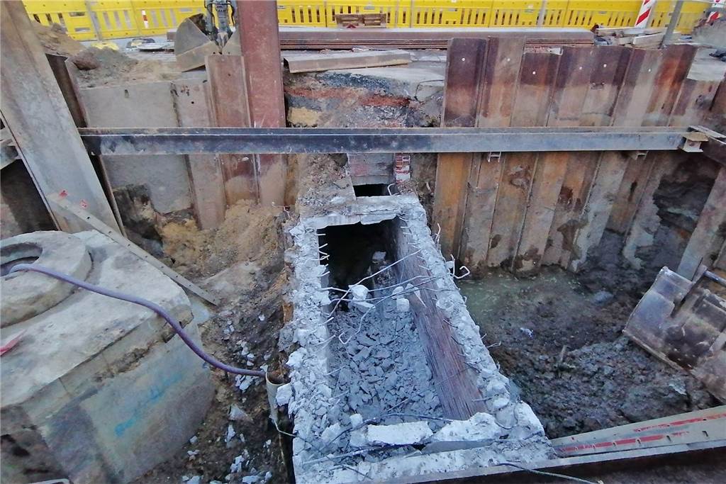 Busbahnhof im Dortmunder Westen: Kanalbauarbeiten dauern bis Mitte Juni Anfang Dezember 2021: Blick auf den unterirdisch fließenden Bodelschwingher Bach. Der Abwasserkanal musste über einen Schwanenhals unter dem Bachkanal hergeführt werden. Erst jetzt, Ende April kann das Schachtbauwerk eingesetzt werden.