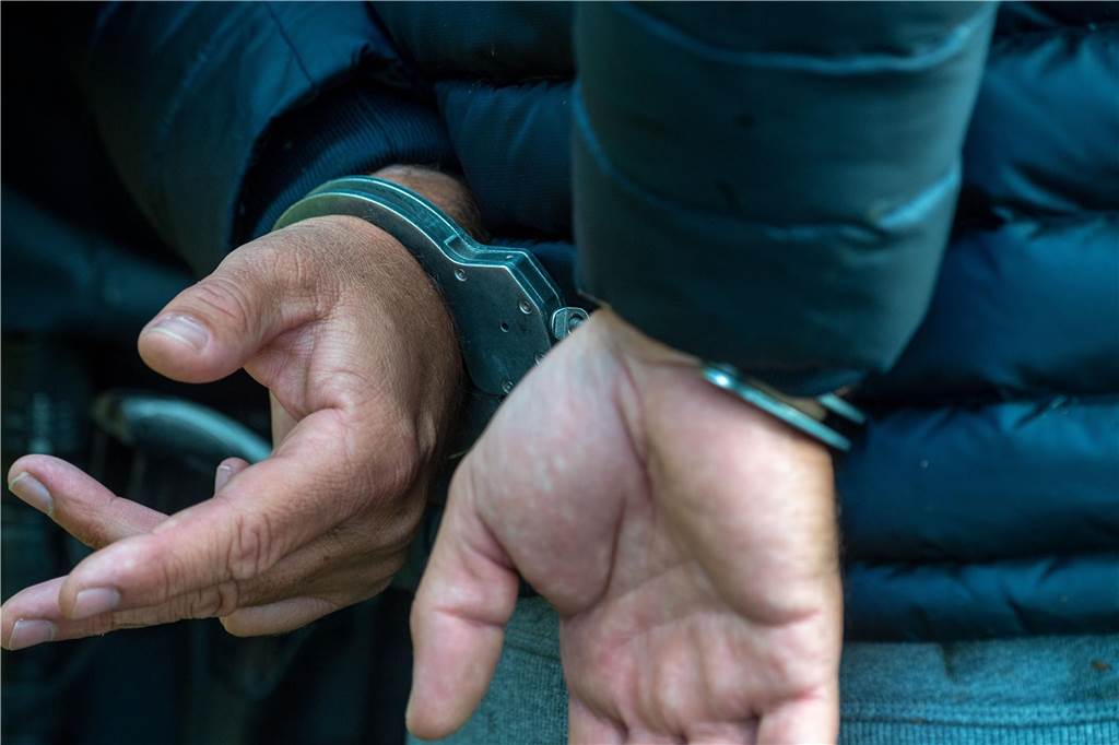 Ein Mann in Handschellen 