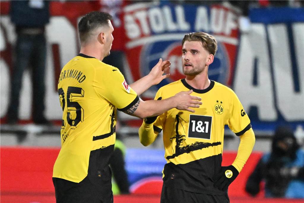 Beim BVB ohne Profi-Perspektive und vor dem Absprung: Bundesligist buhlt um Ole Pohlmann Ole Pohlmann spricht mit Niklas Süle.