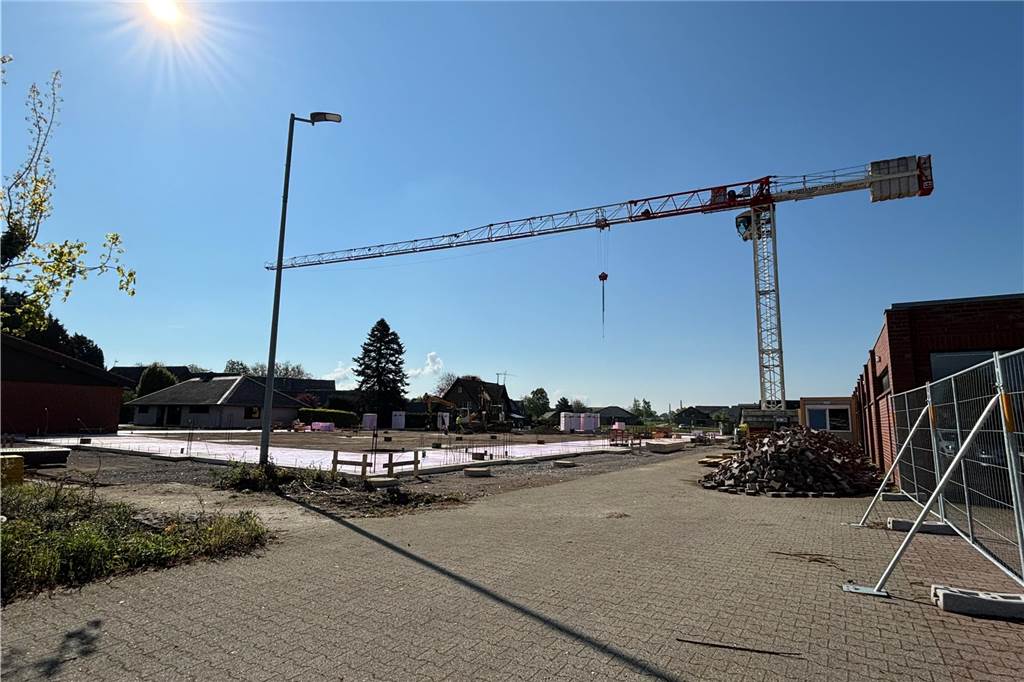 Bauarbeiten haben begonnen: Dieser Drogeriemarkt könnte 2025 eröffnen Kran und Bauarbeiten