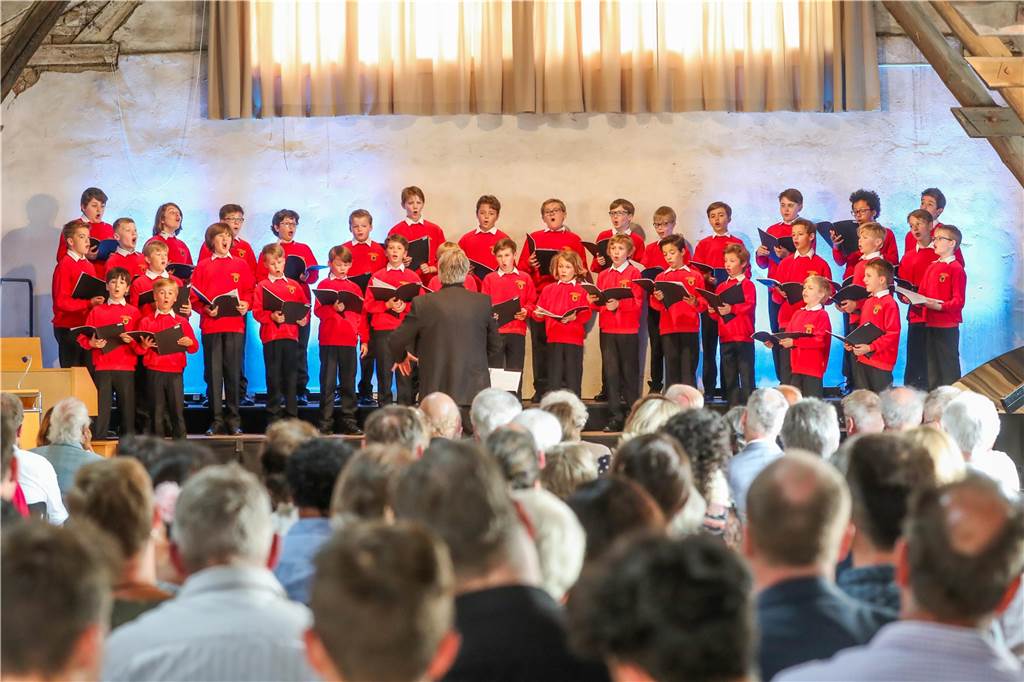 Das Singen im Knabenchor der Chorakademie ist wie Leistungssport Anfang Juni 2018 sang der Knabenchor das Eröffnungskonzerts des Tonwerks.
