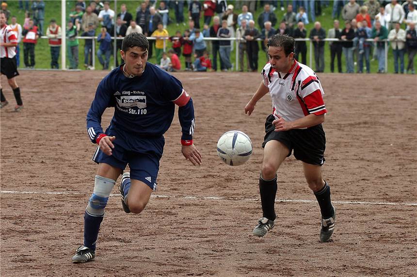 Schwerin wirft für Spiel mit Eintracht Ickern Hut in den Ring Anfang Juni vor 15 Jahren war Erkan Gül (l.) schon einmal ein Hauptdarsteller eines Entscheidungsspiels. Vor 2000 Zuschauern verpasste er mit dem SV Yeni Genclik nach Elfmeterschießen gegen den SV Wanne 11 den Bezirksliga-Aufstieg. Als Trainer hat er mit Eintracht Ickern bald den SV Firtinaspor Herne II vor der Brust. Es geht um den Kreisliga-A-Aufstieg.