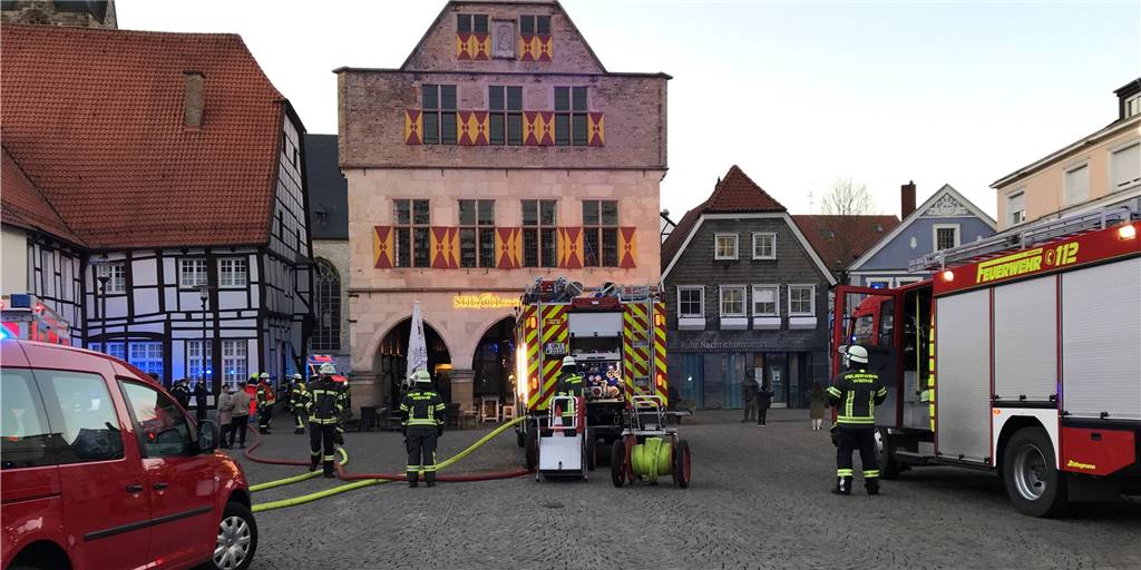 Ärger um Brandschutz im Alten Rathaus: Stadt Werne steht unter Zugzwang Feuerwehrleute auf einem Marktplatz.