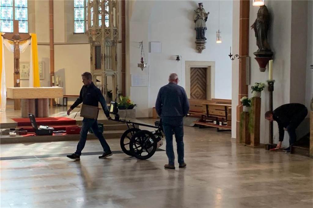Geheimnisvolle Entdeckung in St.-Ludgerus-Kirche: Hohlraum unter Altar Anfang Mai 2023 untersuchte das Georadar-Team mit Spezialtechnik über mehrere Stunden die Kirche. Die Kirchenbänke wurde dafür extra zur Seite geräumt.