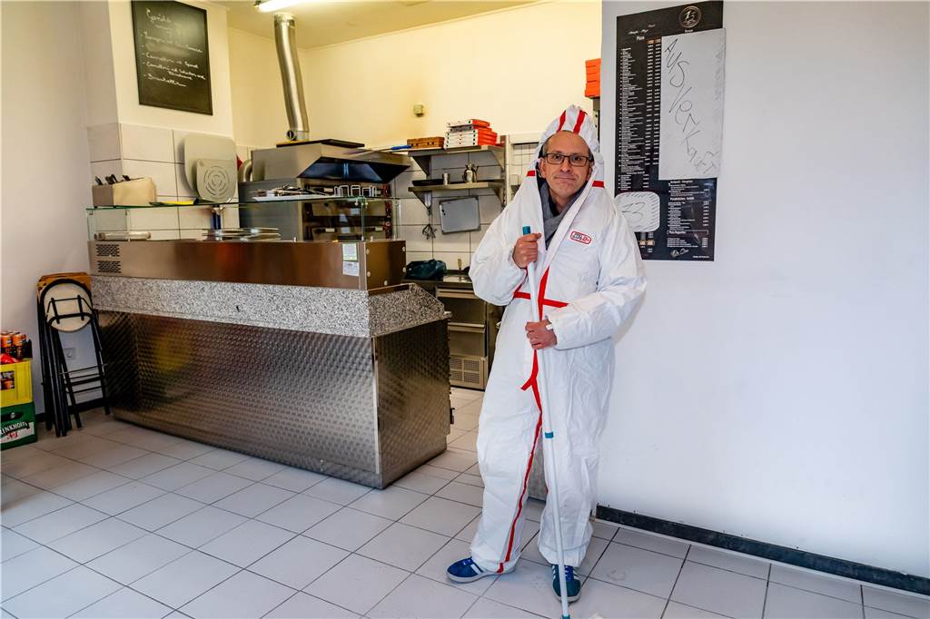 Zwei Monate nach Buttersäure-Anschlag Neustart für Boutique und Pizzeria 73 Da Ciro Anfang Mai kann auch Ciro Del Sorbo seine Pizzeria wieder eröffnen. Er hatte nach dem Anschlag viel Arbeit in die Reinigung seines Ladens gesteckt.