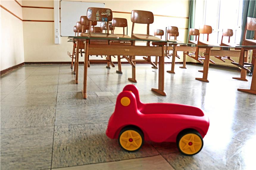 Wasserschaden: Werner Kita zieht in Barbaraschule Anfang November sollen die alten Schultische gegen Spielzeug aus der Kita „Unter dem Regenbogen“ ausgetauscht werden. Zwei Gruppen der evangelischen Einrichtung ziehen übergangsweise ins erste Geschoss der ehemaligen Barbaraschule.