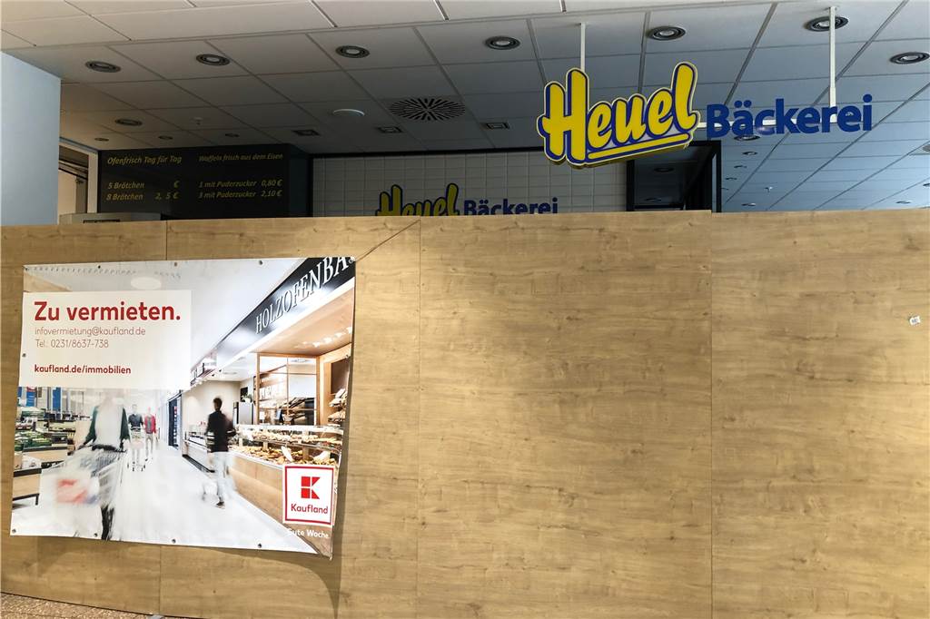 Ein Markenzeichen verschwindet vom Einkaufszentrum am Widumer Platz Anfang September hat die Bäckerei Heuel geschlossen.