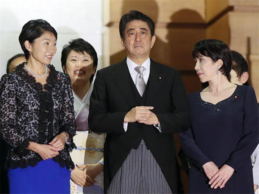 Skandale erschüttern Japans Regierung: Rücktritte Anfang September präsentierte der japanische Ministerpräsident Shinzo Abe seine fünf neuen weiblichen Kabinettsmitglieder. Foto: Kimimasa Mayama/Archiv