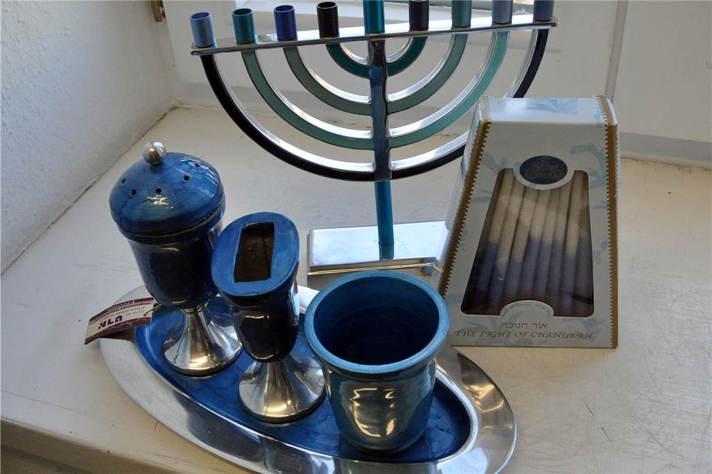 Anfassen erwünscht: Das robuste Hawdala-Set und den Chanukka-Leuchter mit passenden Kerzen hat Antje Thul für den „Spiraltisch“ der neuen Ausstellung aus Jerusalem mitgebracht.