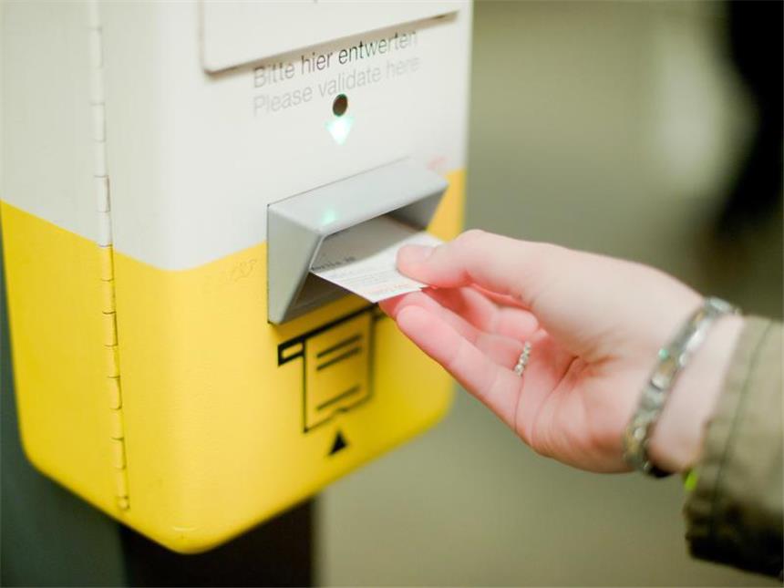 Nahverkehrspreise steigen trotz günstiger Energie Angeblich werden die Tickets teurer, weil immer mehr Menschen in Busse und Bahnen steigen. Foto: Hauke-Christian Dittrich