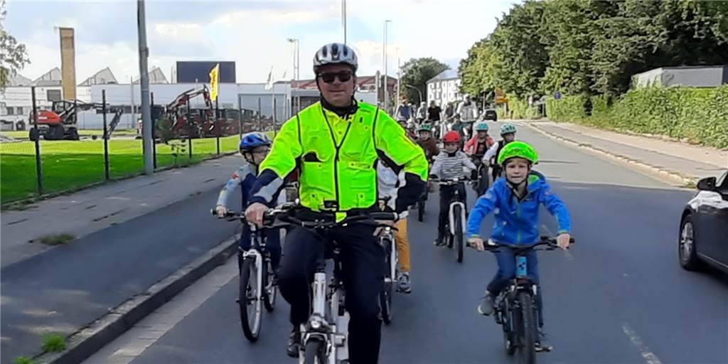 „Kidical Mass“ in Werne: Über 70 Teilnehmer und eine Lokalberühmtheit sind dabei Ein Polizist führt eine Gruppe von Kindern auf einem Fahrrad an.