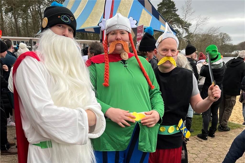 Angeführt von Majestix (Grünen-/SPD-Bürgermeisterkandidatin Dr. Vanessa Giese) nahmen Asterix (Kai Goede) und Miraculix (Martin Storck) Anlauf und liefen in den sechs Grad kalten Stausee, um sich für den Kommunalwahlkampf 2025 zu erfrischen