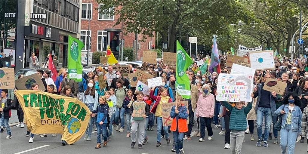 Klimastreik in Dortmund: Wenn Grundschüler den Wall blockieren Angeführt wurde der Demozug von einer Gruppe Grundschulkindern, die riefen "Wir sind hier, wir sind laut, weil ihr uns die Zukunft klaut."