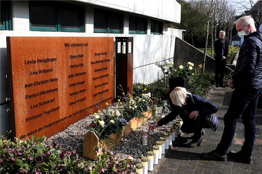 Angehörige gedenken der Halterner Opfer des Flugzeugabsturzes Angehörige der Absturzopfer legten an der Gedenktafel auf dem Schulhof weiße Rosen und Kerzen nieder.