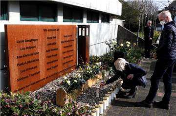 Angehörige der Absturzopfer legten an der Gedenktafel auf dem Schulhof weiße Rosen und Kerzen nieder.