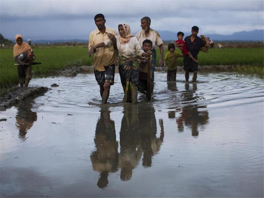 Hunderte Tote im Rohingya-Konflikt in Myanmar Angehörige der ethnischen Minderheit Rohingya auf der Flucht vor Unruhen in Myanmar. Mindestens 38 000 muslimische Rohingya sind in den vergangenen Wochen in das Nachbarland Bangladesch geflohen. Foto: Bernat Armangue