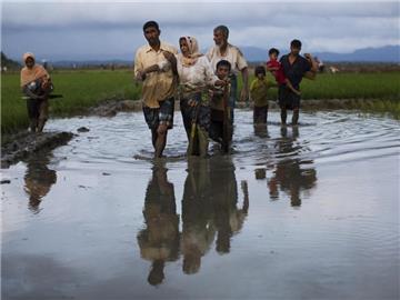 Angehörige der ethnischen Minderheit Rohingya auf der Flucht vor Unruhen in Myanmar. Mindestens 38 000 muslimische Rohingya sind in den vergangenen Wochen in das Nachbarland Bangladesch geflohen. Foto: Bernat Armangue