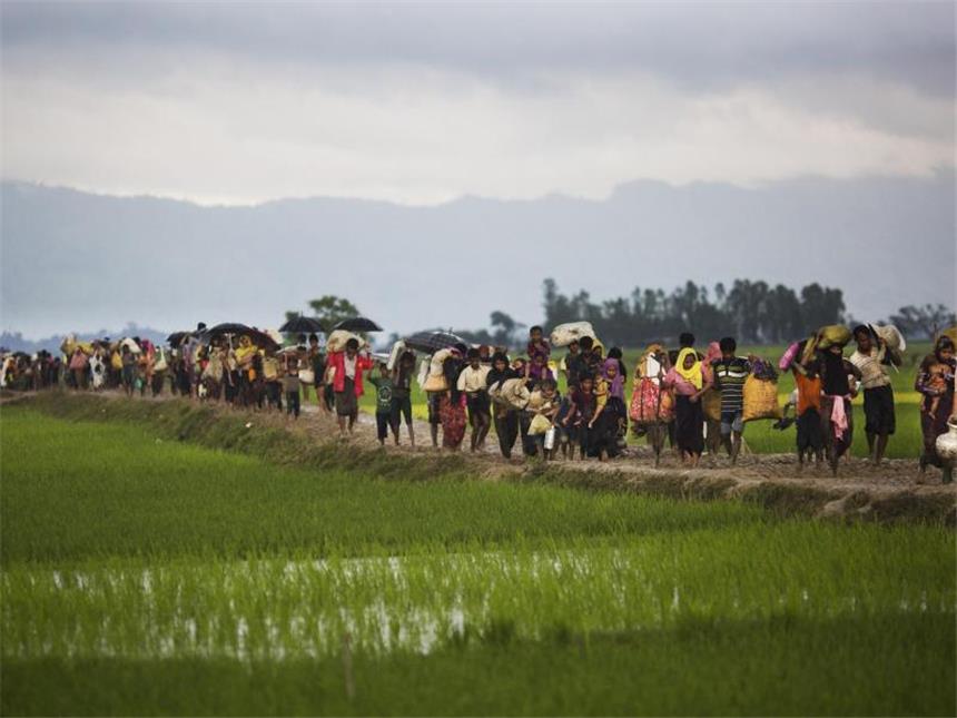 Massenflucht der Rohingyas alarmiert Hilfsorganisationen Angehörige der Minderheit der Rohingya auf der Flucht vor der Gewalt in der Unruheprovinz Rakhine im süostasiatischen Myanmar. Foto: Bernat Armangue