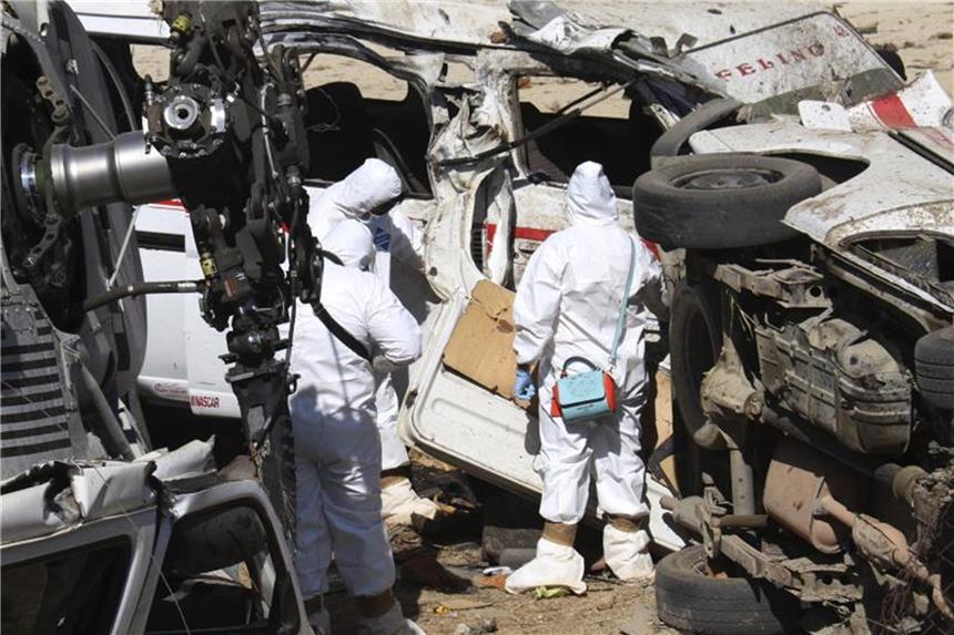 Schweres Unglück nach Beben in Mexiko Angehörige der Spurensicherung untersuchen das Wrack des abgestürzten Hubschraubers. Foto: Luis Alberto Cruz Hernandez, AP