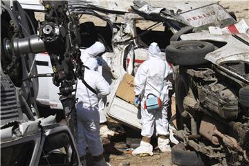 Angehörige der Spurensicherung untersuchen das Wrack des abgestürzten Hubschraubers. Foto: Luis Alberto Cruz Hernandez, AP