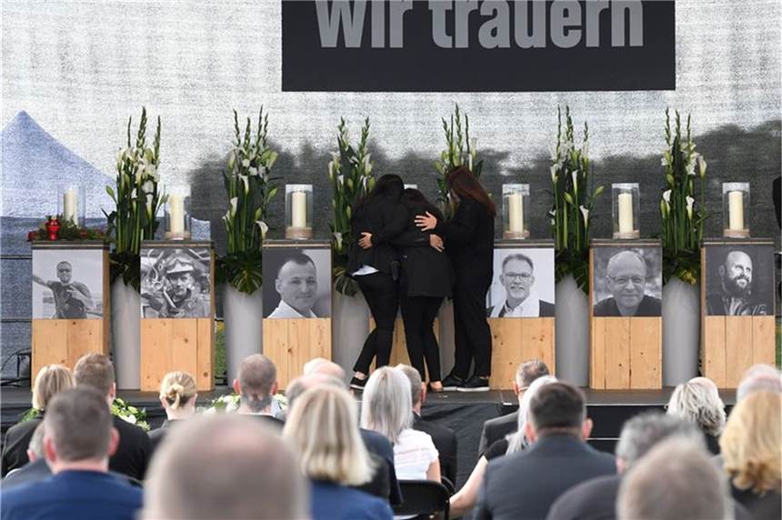 Bewegende Gedenkfeier nach Explosion in Leverkusen - Trauer um sieben Todesopfer Angehörige, Mitarbeiter und Freunde nehmen bei der Trauerfeier für die Todesopfer der Explosion in Leverkusen Abschied.