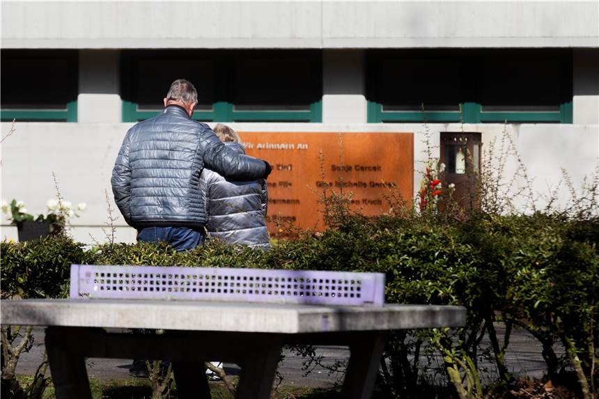 Germanwings-Absturz: Gericht verhandelt zusätzliche Schmerzensgeldforderungen Angehörige versammeln sich zur Zeit des Absturzes vor der Gedenkstätte am Joseph-König-Gymnasium. 2015 zerschellte ein Germanwings-Airbus an einem Berg in den Alpen. Alle 150 Insassen starben.