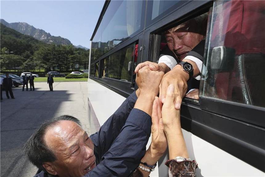 Nord- und Südkorea planen Familientreffen für Ende Oktober Angehörige von koreanischen Familien, die durch den Korea-Krieg (1950-53) auseinander gerissen wurden, treffen sich. Foto: Lee Ji-Eun/Yonhap