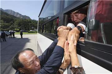 Angehörige von koreanischen Familien, die durch den Korea-Krieg (1950-53) auseinander gerissen wurden, treffen sich. Foto: Lee Ji-Eun/Yonhap