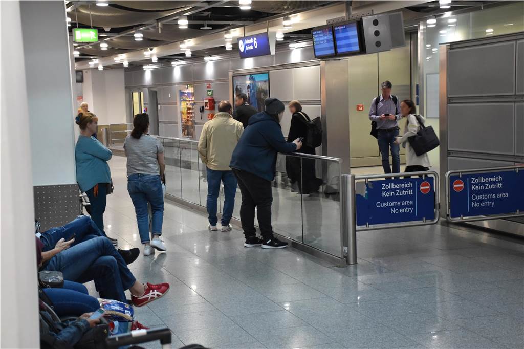 Jugendliche aus Israel zurück in Dortmund: Abholung direkt am Flugzeug Angehörige warten am Flughafen auf die Passagiere eines Flugzeugs.