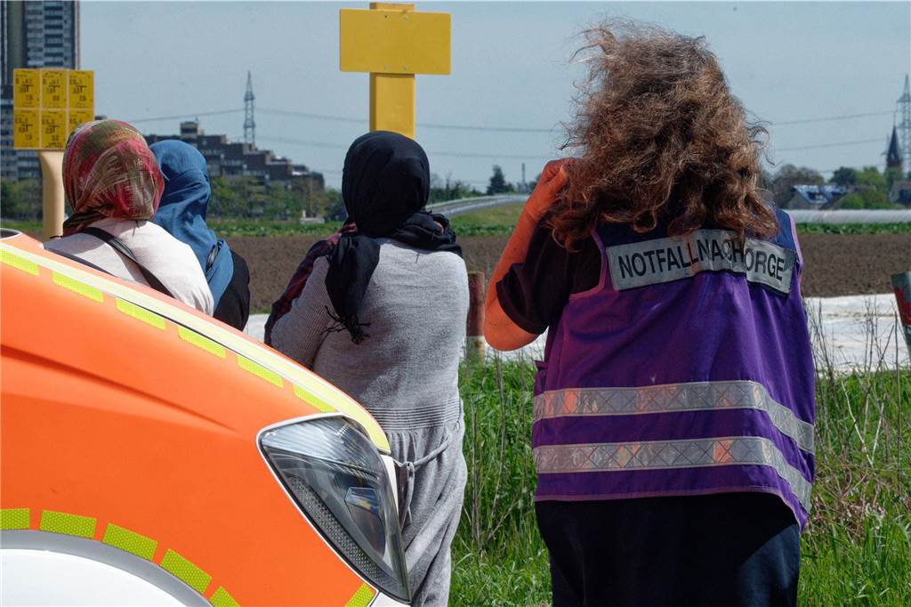 Zug fährt in Gruppe von Arbeitstrupp und erfasst zwei MenschenArbeiter in Hürth von Zug erfasst Angehörigen der Unfallopfer nahe des Unfallortes werden von Notfallseelsorgern betreut.