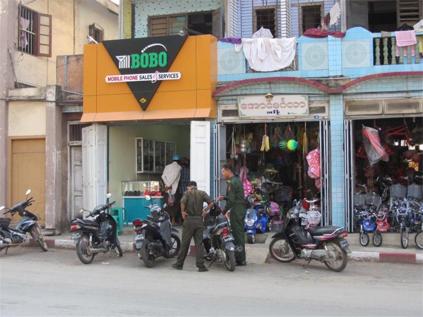 Abseits vom Trampelpfad: Unterwegs in Myanmars Norden Angekommen im Handy-Zeitalter: Der Reformprozess in Myanmar hat einen Touristenansturm, Popmusik und moderne Technik ins Land gebracht. Foto: Bernd Kubisch