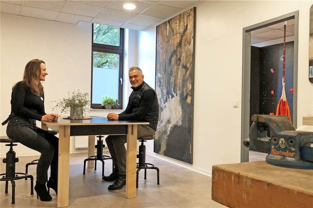 Viel Raum für Therapie: Angela Albers hat an der Dufkampstraße große Pläne Angela Albers und Citymanager Giampietro Salerno im ergotherapeutischen Werkraum