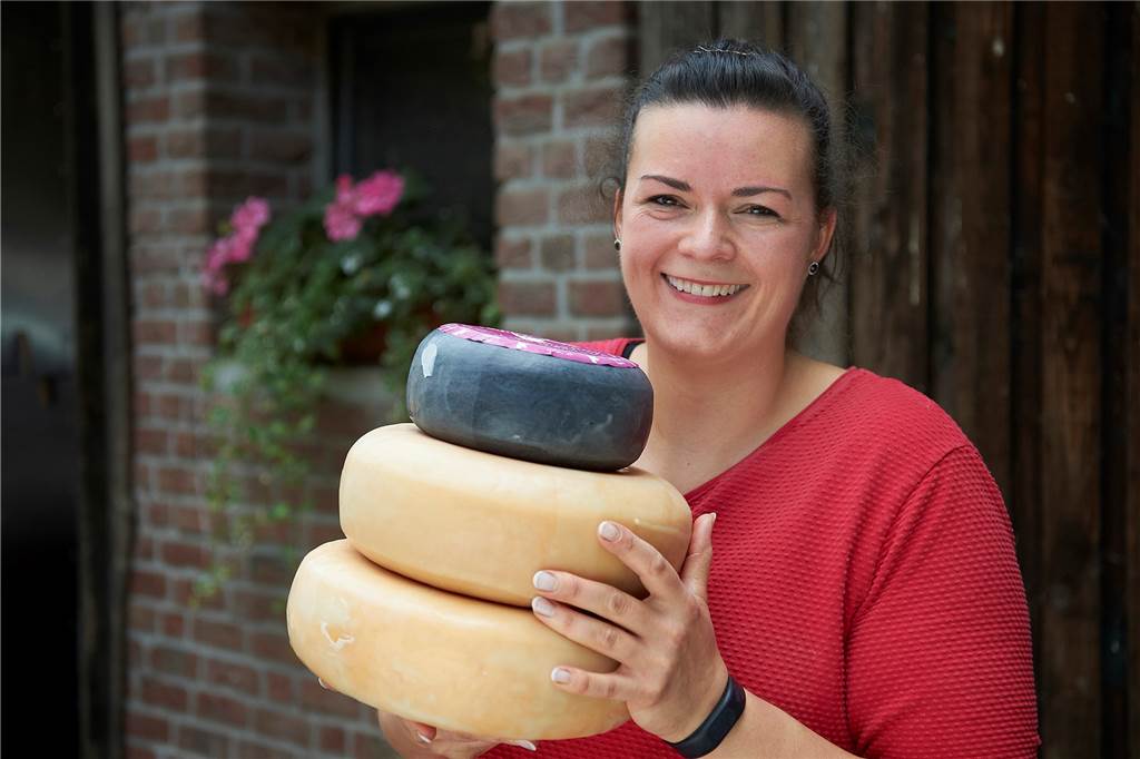 Lecker an Bord: WDR-Kochreise auch nach Haltern jetzt im Buch Angela Andres mit einer Ziegenkäse-Auswahl von ihrem Hof.
