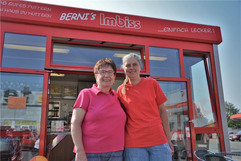 Das macht sie so besonders: Gibt es hier die beste Currywurst Castrop-Rauxels? Angela Burg (l.) und Christiane Kuncl freuen sich über die Umfrage-Ergebnisse.