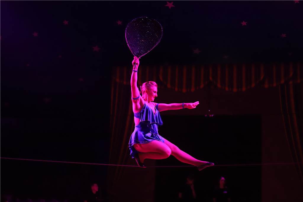 Seiltanz macht im Circus Casselli in Lünen mittwochs nur die Wäsche Angela Kaselowsky steht nachmittags als Seiltänzerin in der Manege im Circus Casselli - und kümmert sich außerhalb des Zelts um den Haushalt. Das Zirkusleben hat auch weniger schillernde Seiten.